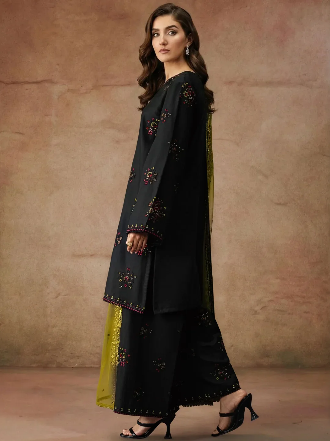 LAIRA (Embroided 3 PCs) - Image 3