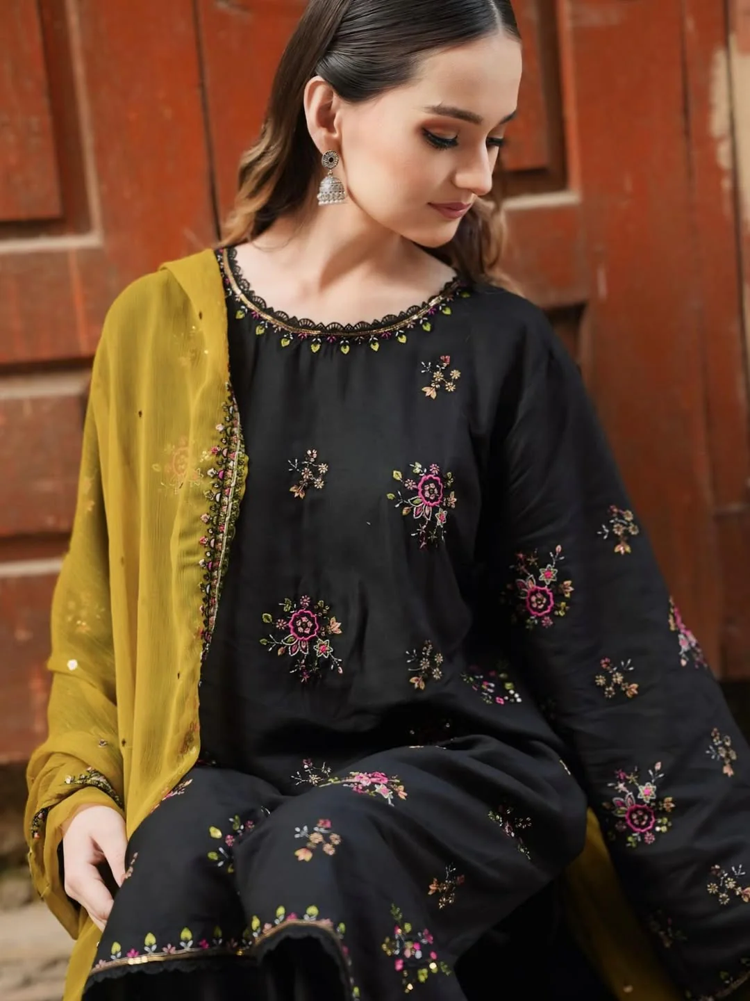 LAIRA (Embroided 3 PCs) - Image 5